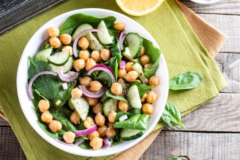 Insalata di ceci con erbe fresche e croccante: il trucco estivo che funziona davvero