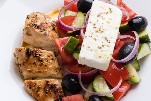 Insalata greca a strati con carne: la furba soluzione per le tue feste estive