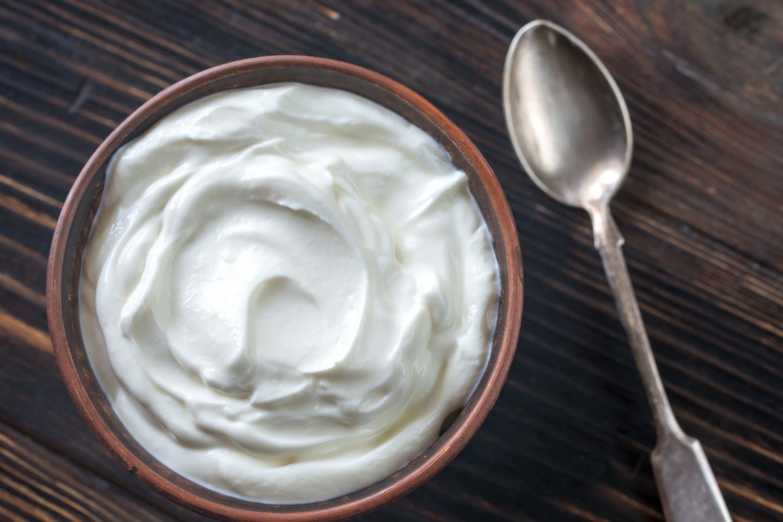 Vasetto di skyr con frutta fresca e miele, alternativa cremosa allo yogurt tradizionale