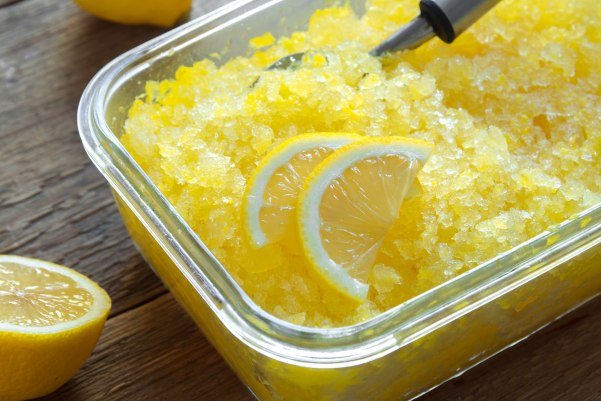 Granita al limone senza gelatiera: il trucco facile per l’estate in 3 ingredienti