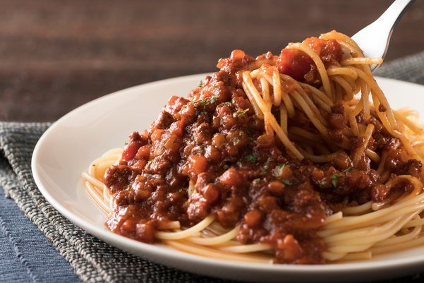 Spaghetti alla bolognese con il tocco segreto che cambia tutto (ecco perché funziona)