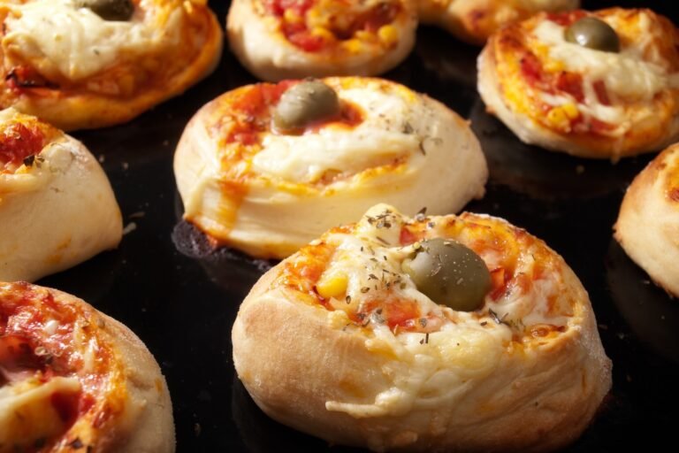 Pizzette con pane secco uovo e ricotta, cotte in friggitrice ad aria, pronte da gustare