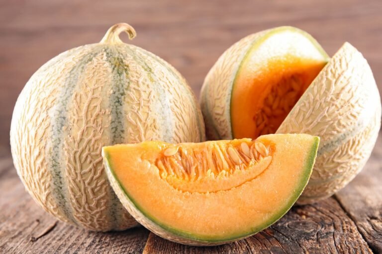 Spicchi di melone dolce e succoso conservati freschi in frigorifero con copertura protettiva